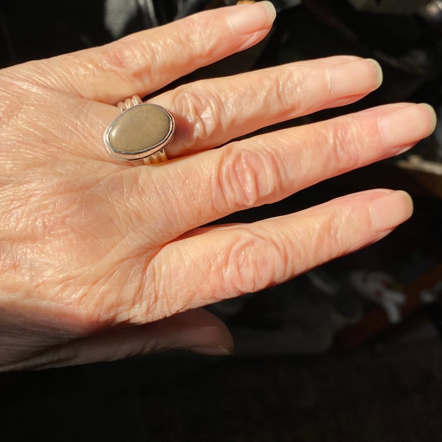 Thames pebble ring Q