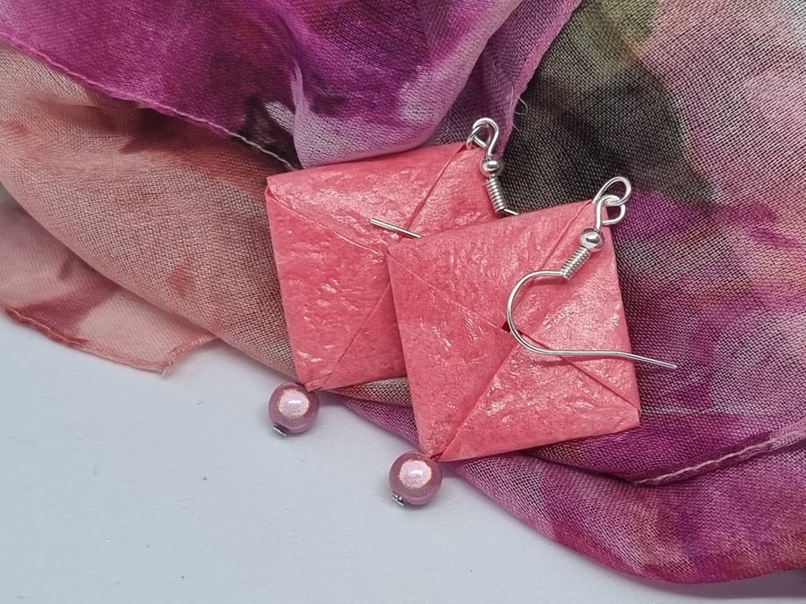 Handmade origami earrings: pink pearlescent paper and small beads 