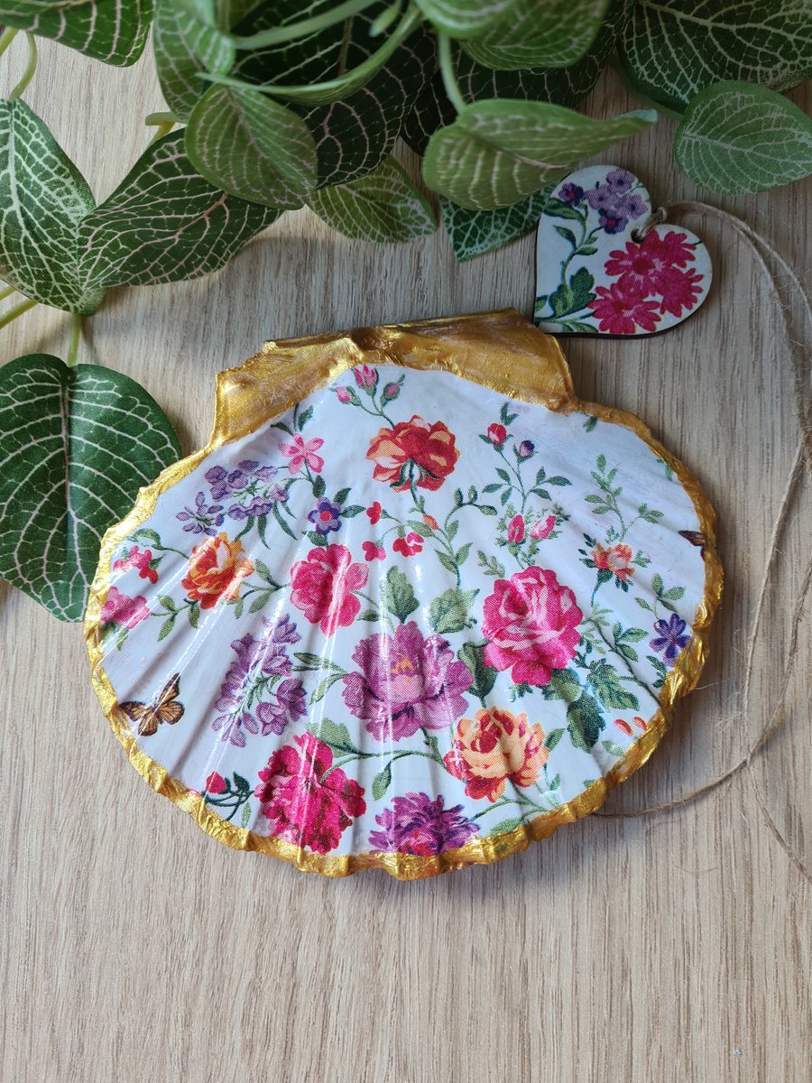 Scallop shell trinket dish floral design with gift tag home decor