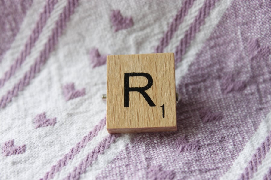 Scrabble style wooden letter brooch - R