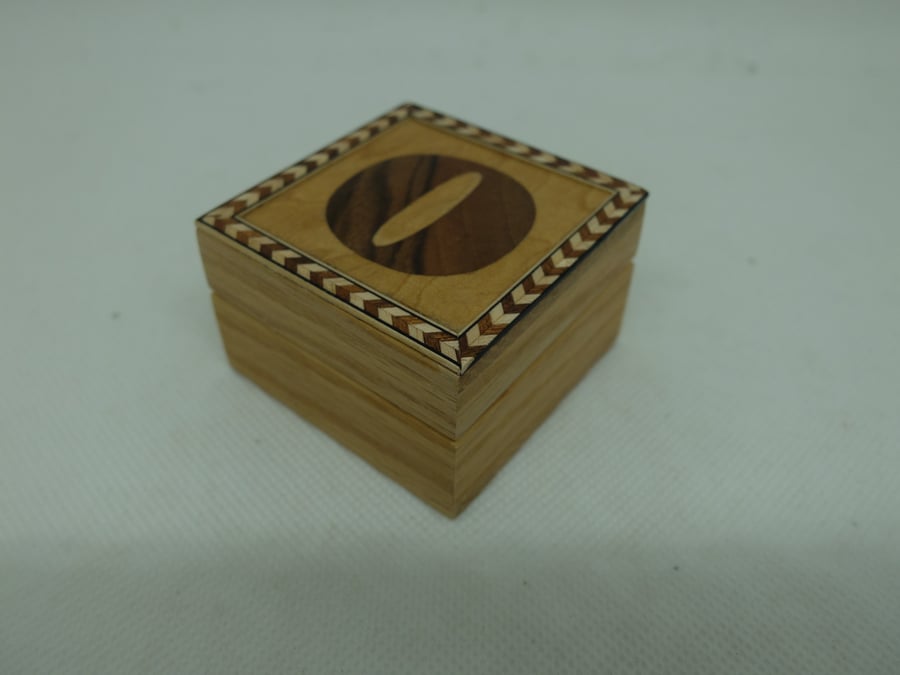 Small box with lift off lid, decorated with letter O