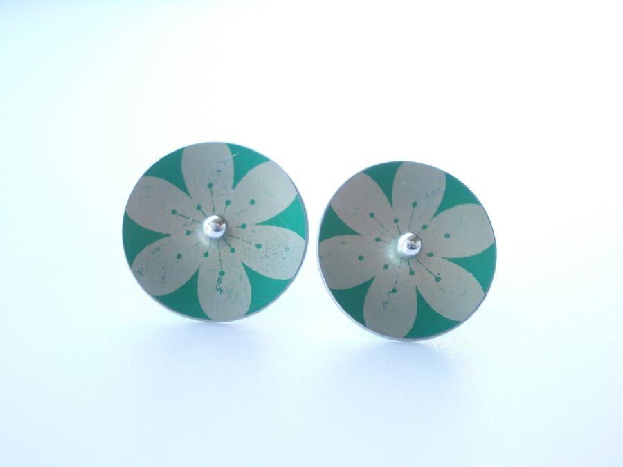 Flower studs in jade and silver