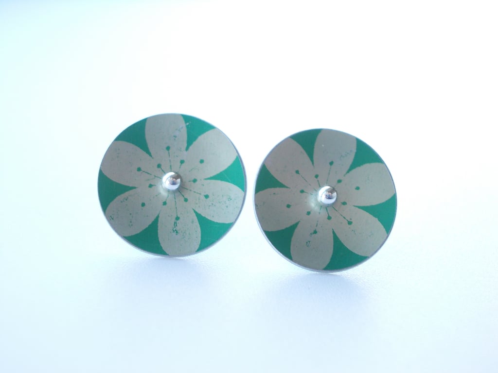 Flower studs in jade and silver