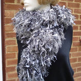 Black And White Woven Boa Scarf With Velvet Yarn And Grey Eyelash (R635)