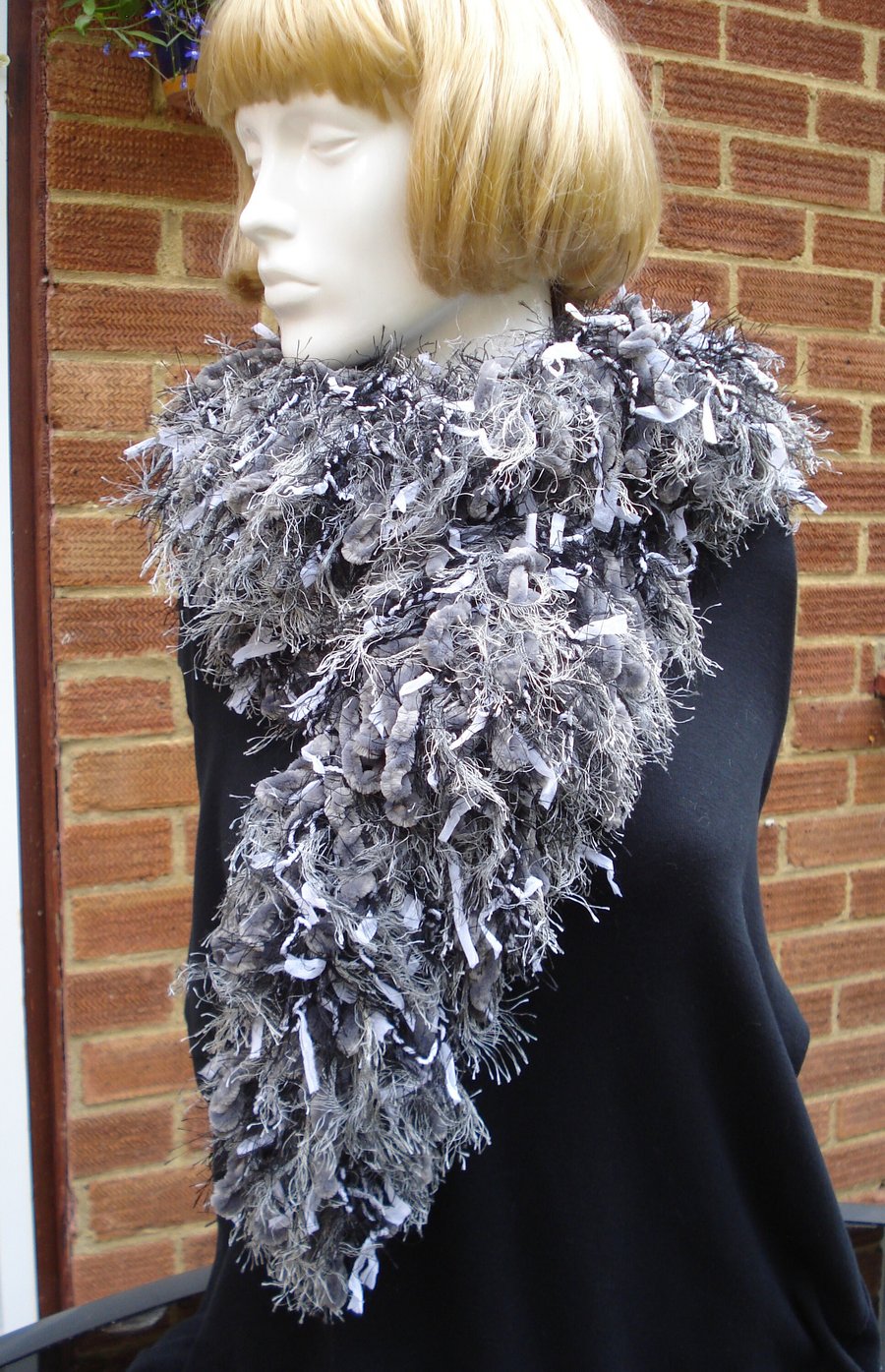 Black And White Woven Boa Scarf With Velvet Yarn And Grey Eyelash (R635)