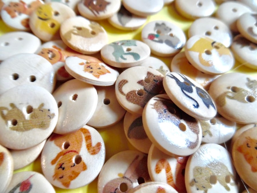 10 x Small Comic Cat  Wood Patterned Buttons  2 holes 14mm