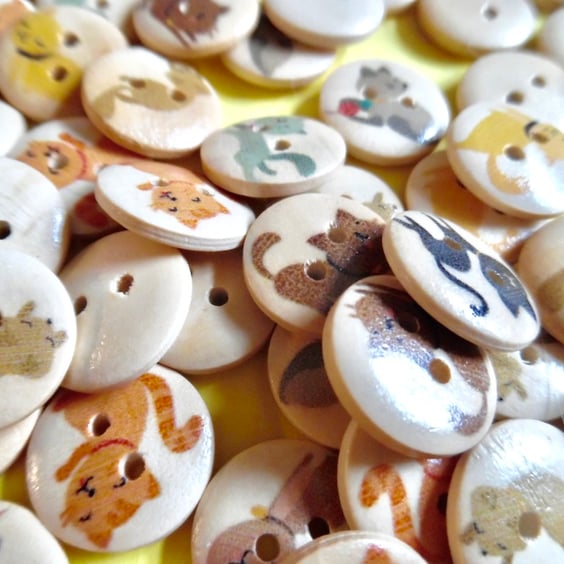 10 x Small Comic Cat  Wood Patterned Buttons  2 holes 14mm