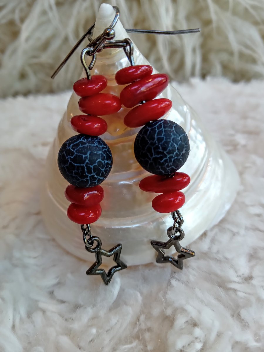 Black matt DRAGON'S VEIN gemstone & red agate chippings EARRINGS