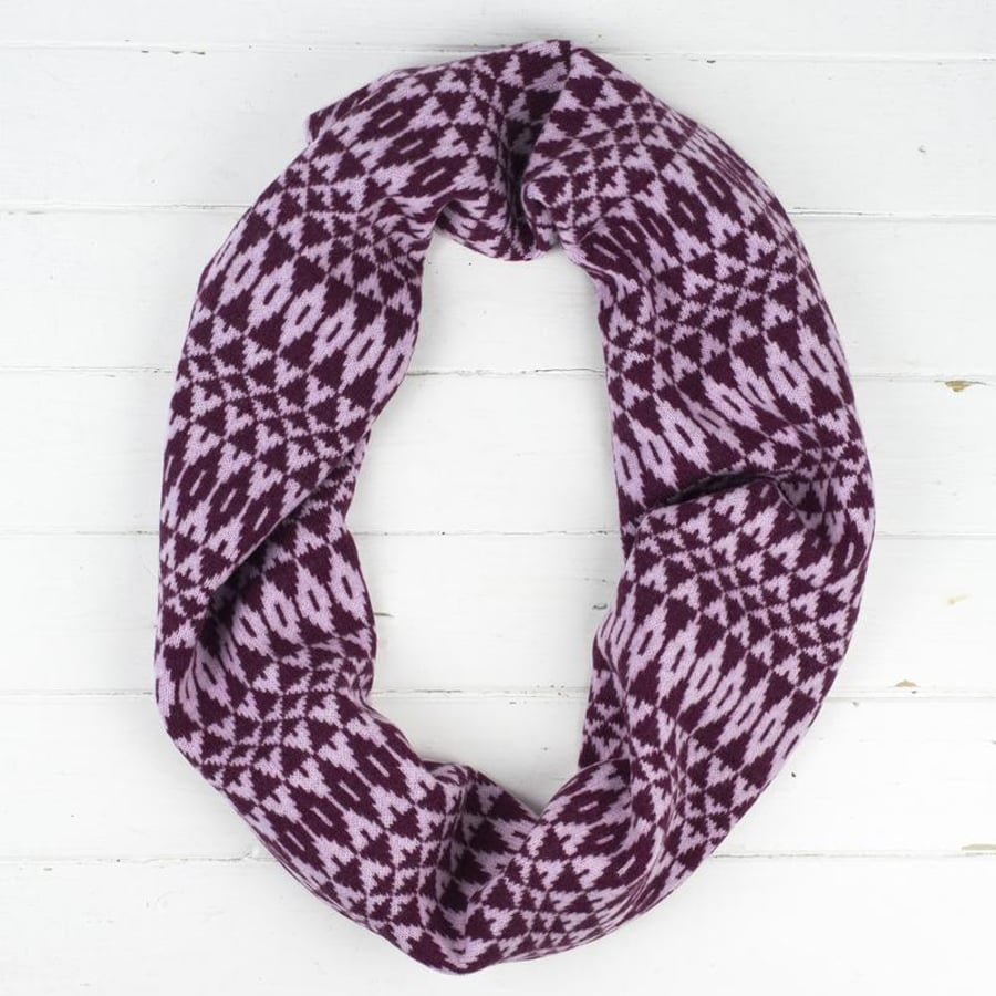 Mirror knitted circle scarf - berry