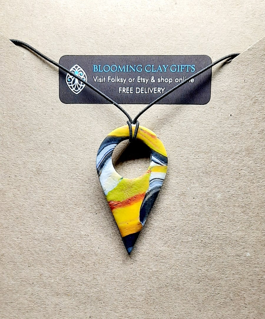 Cutout pendant necklace 