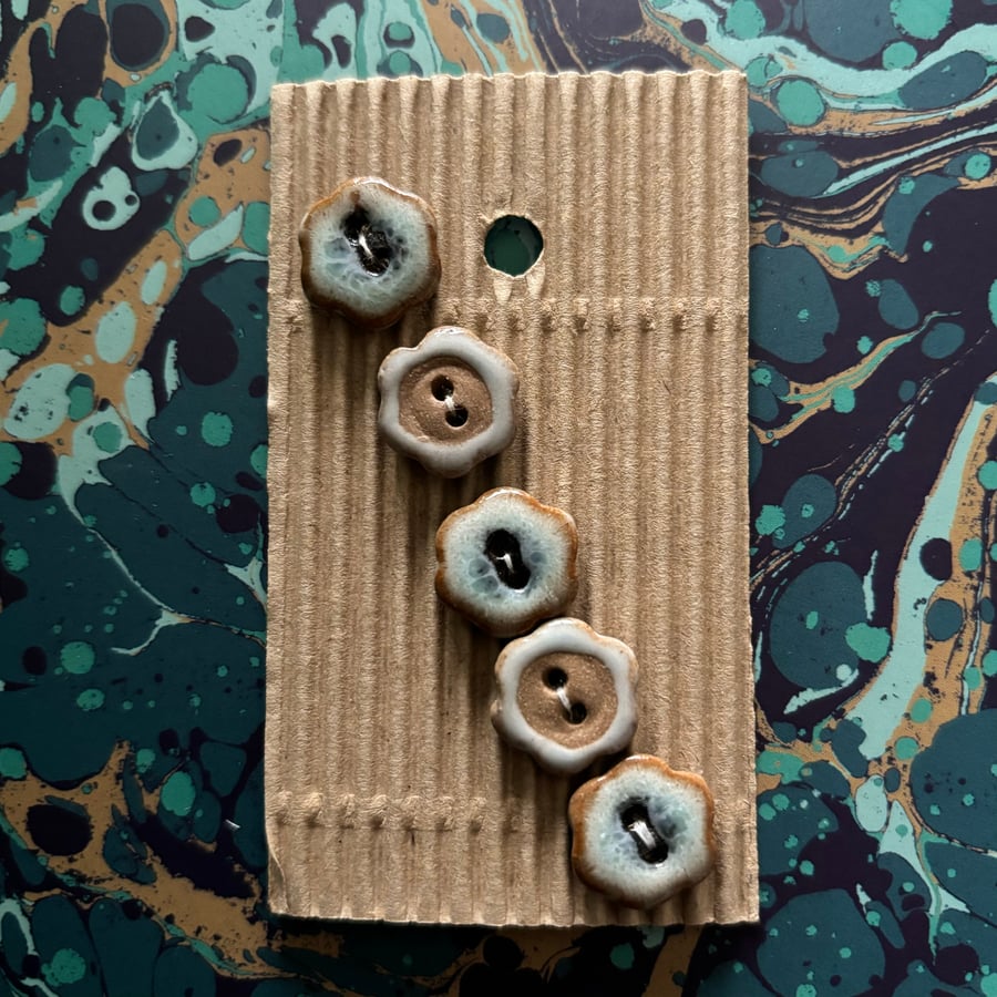 Arty Flower Buttons 0.6 inch    - set of 5