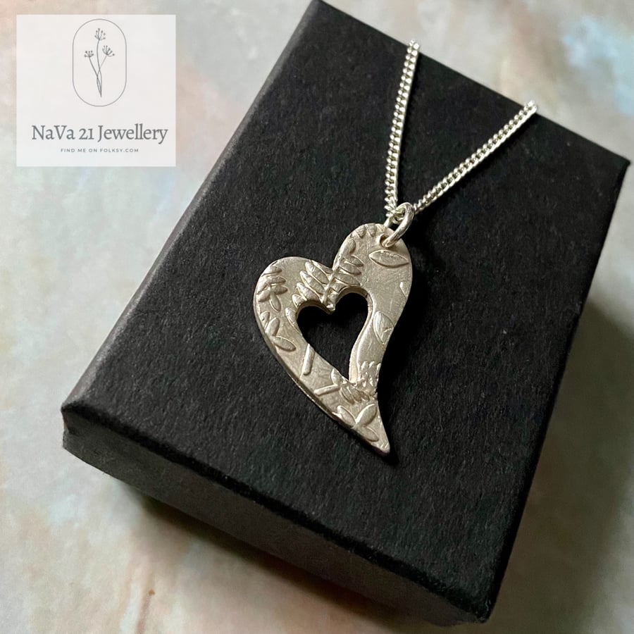 Silver textured pendant with heart cut out - REF:SH-TP002