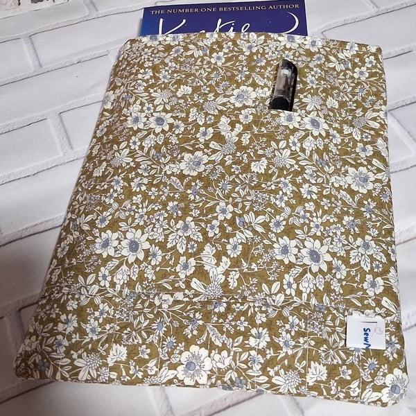 DITSY FLOWERED BOOKSLEEVE IN GREEN MULTI
