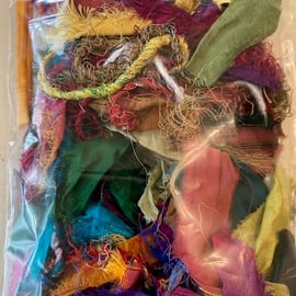 Bag of 20g assorted small pieces of sari silk yarn and ribbon (F2)