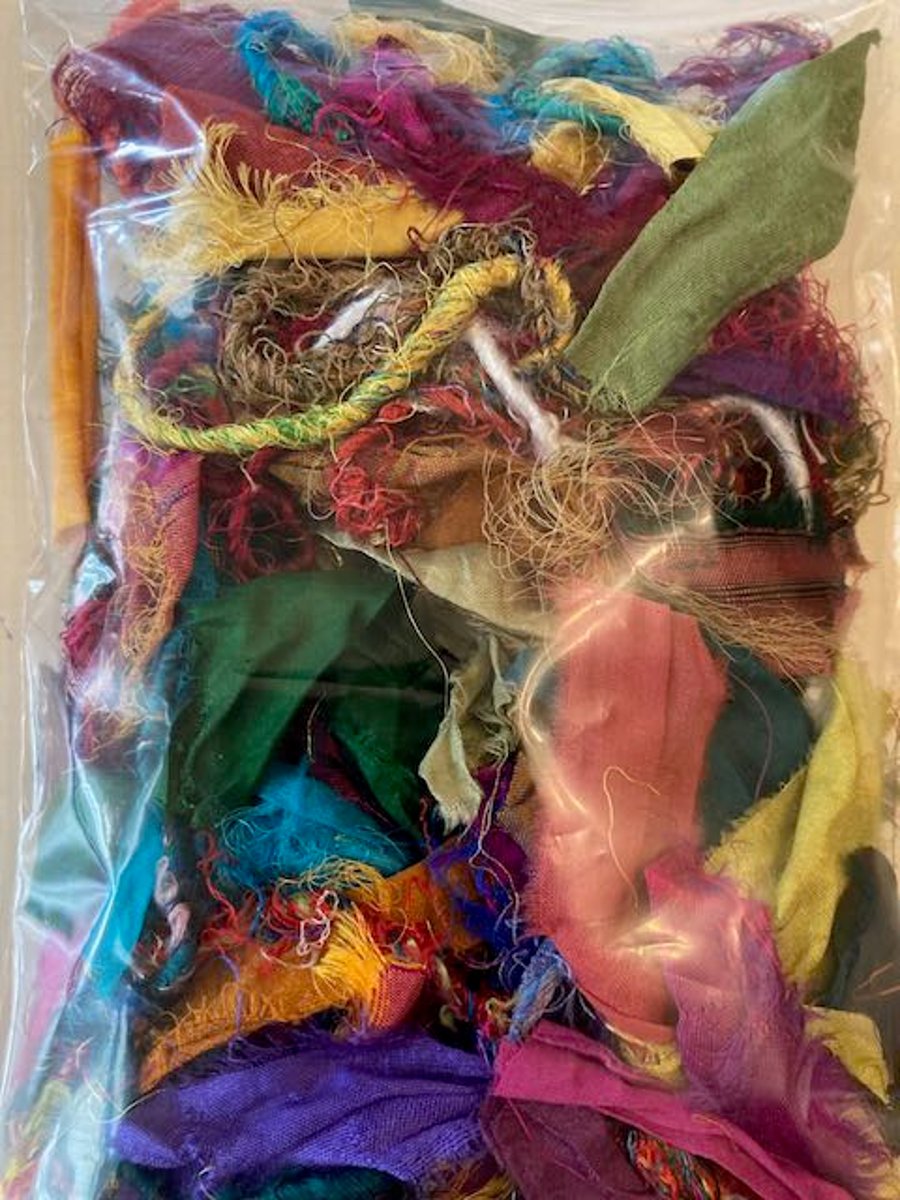 Bag of 20g assorted small pieces of sari silk yarn and ribbon (F2)