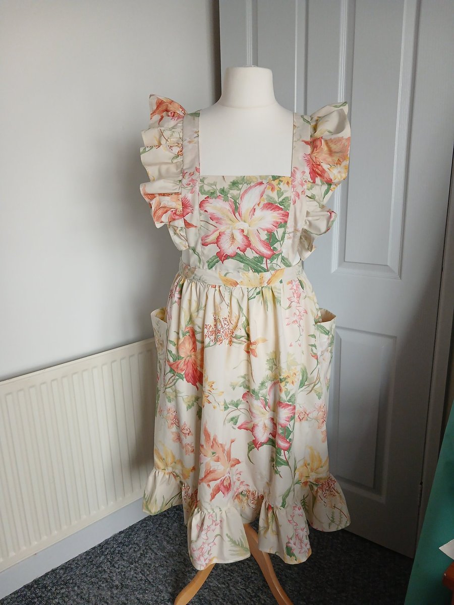 Traditional country cottage style cross back apron 