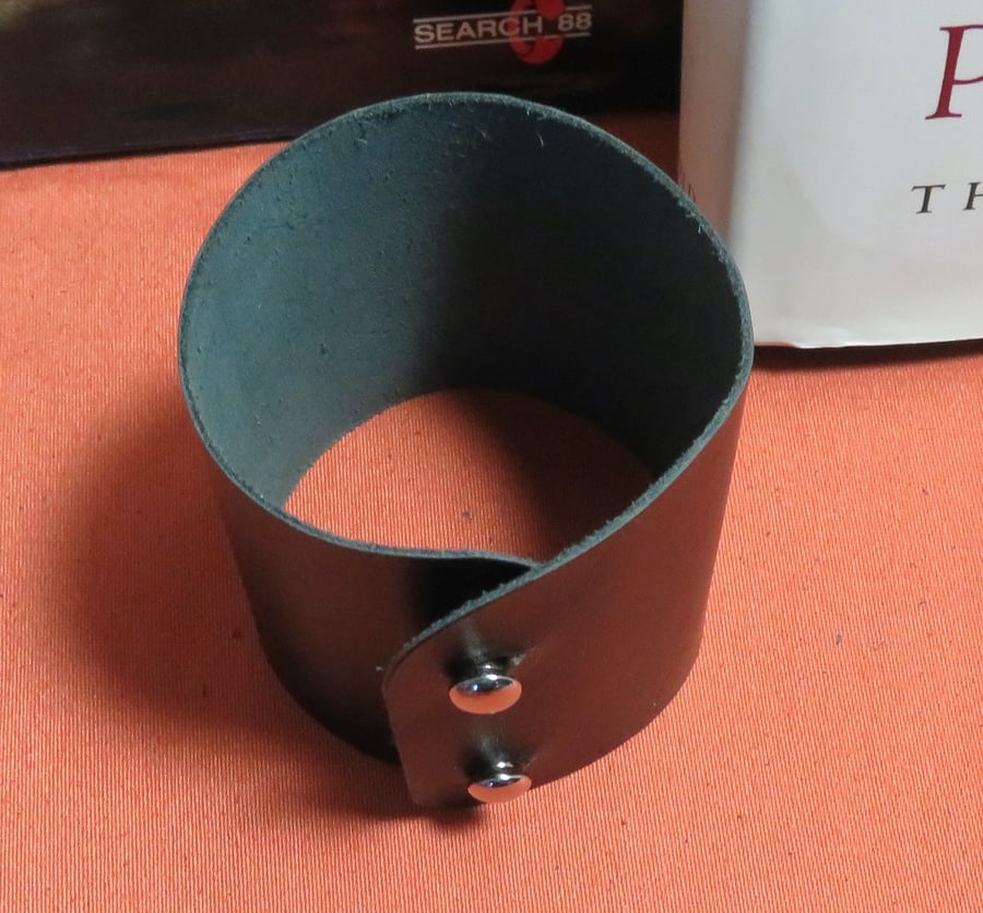 57 mm width black leather wristband.