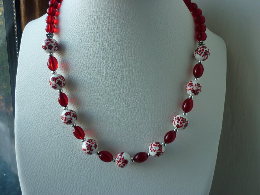 RED, WHITE AND SILVER CERAMIC BEAD NECKLACE.  1074