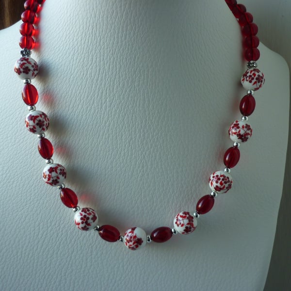 RED, WHITE AND SILVER CERAMIC BEAD NECKLACE.  1074
