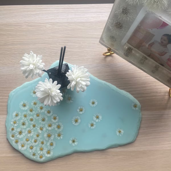 Handcrafted Stone-Shape Resin Coaster with Dried Spring Flowers – Baby Turquoise