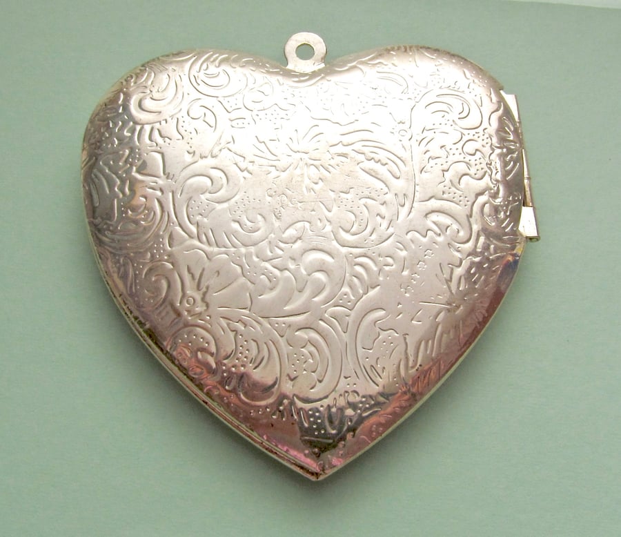 Destash:HEARTS: Very Large Silver Plated Decorated Heart-Shaped Locket 6cms