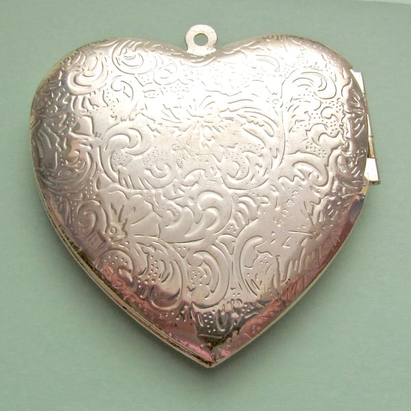 Destash:HEARTS: Very Large Silver Plated Decorated Heart-Shaped Locket 6cms