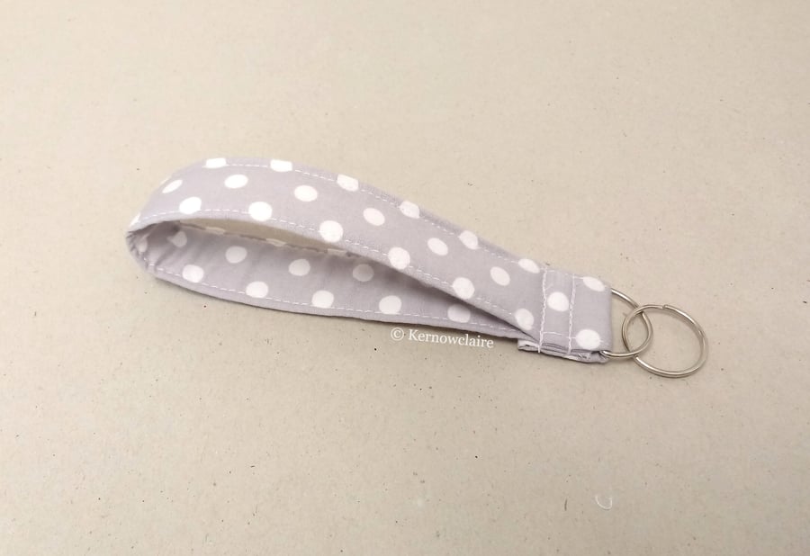 Wrist key ring in grey with white spots
