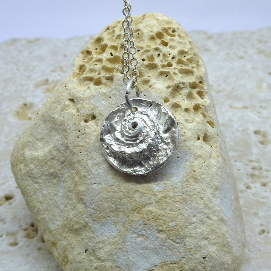 Silver shell imprint round pendant
