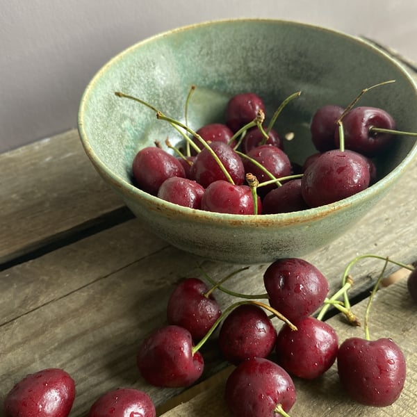 Stoneware berry bowl