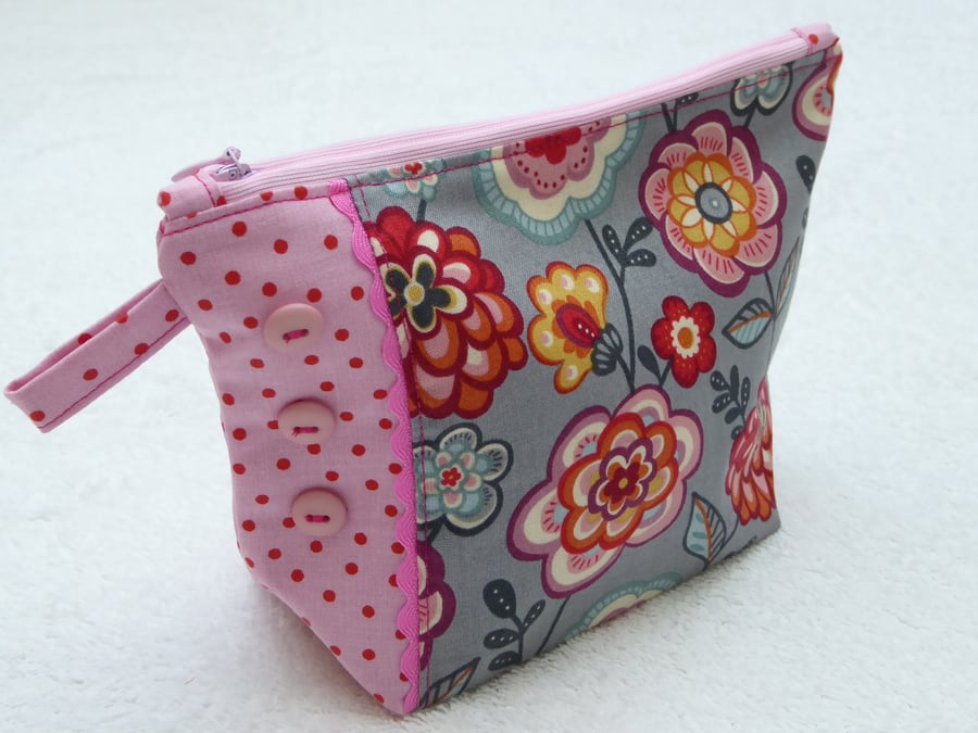 Flower Print Zipped Purse. Fully Lined with Gusset and Zip. Ric Rac Trim. 