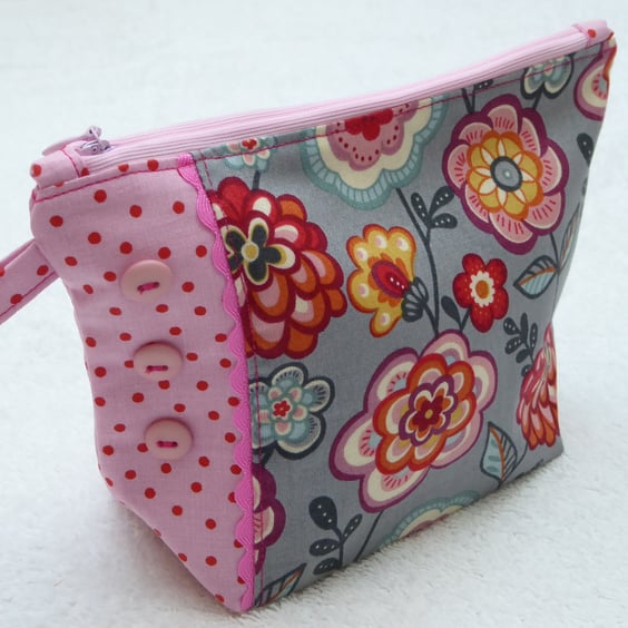 Flower Print Zipped Purse. Fully Lined with Gusset and Zip. Ric Rac Trim. 
