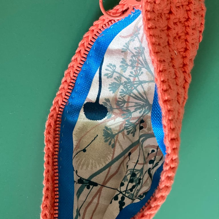 Crochet pouch with zip and lining