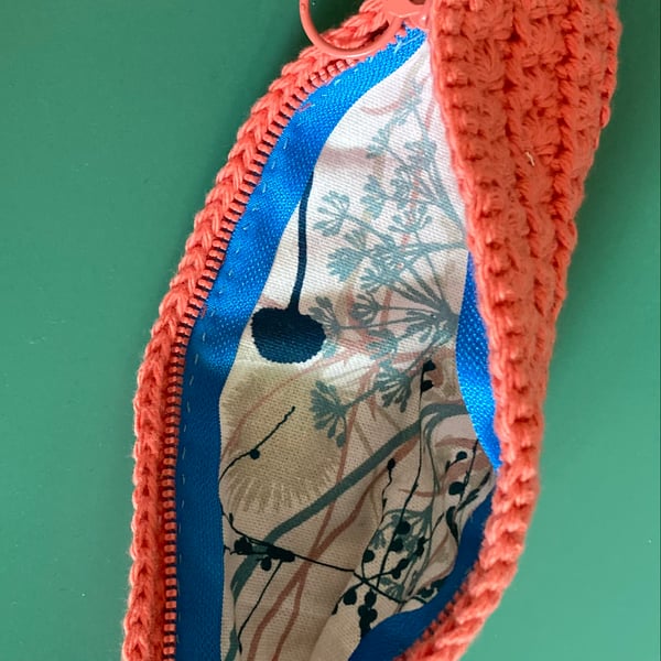 Crochet pouch with zip and lining