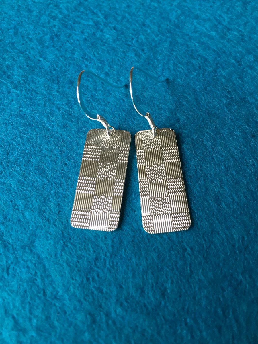 Oblong checkerboard silver necklace