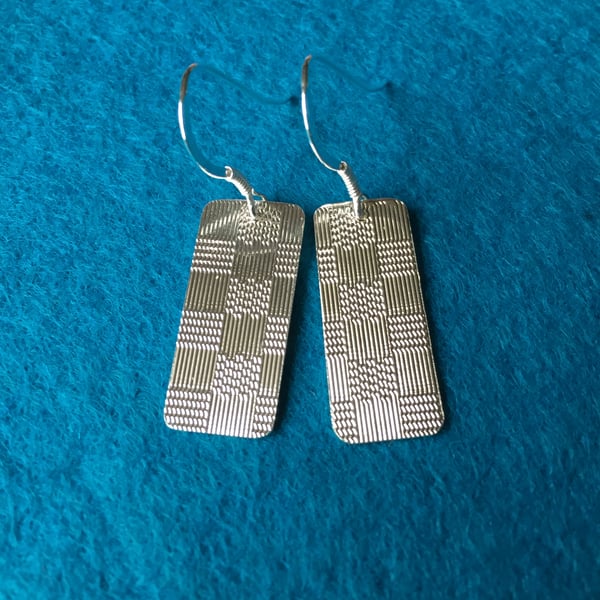 Oblong checkerboard silver necklace