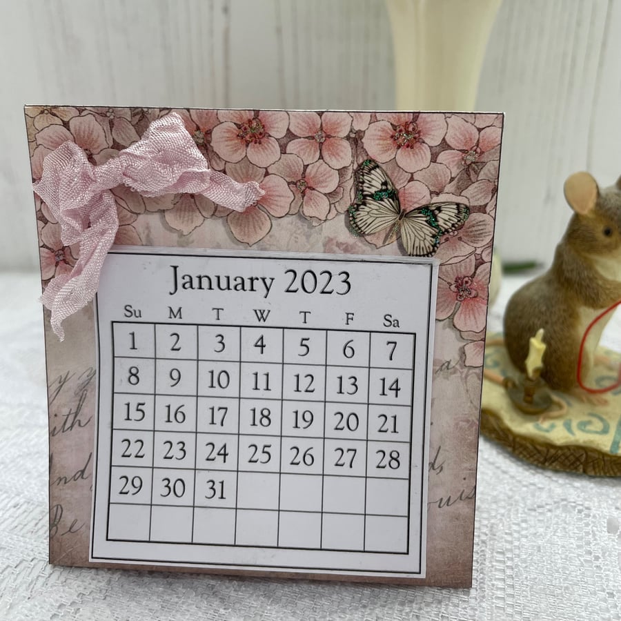 Mini Desktop 2023 Calendar SR 22
