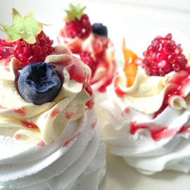 Fake Food Meringue Pavlova with whipped cream - Display Props Kitchen Art