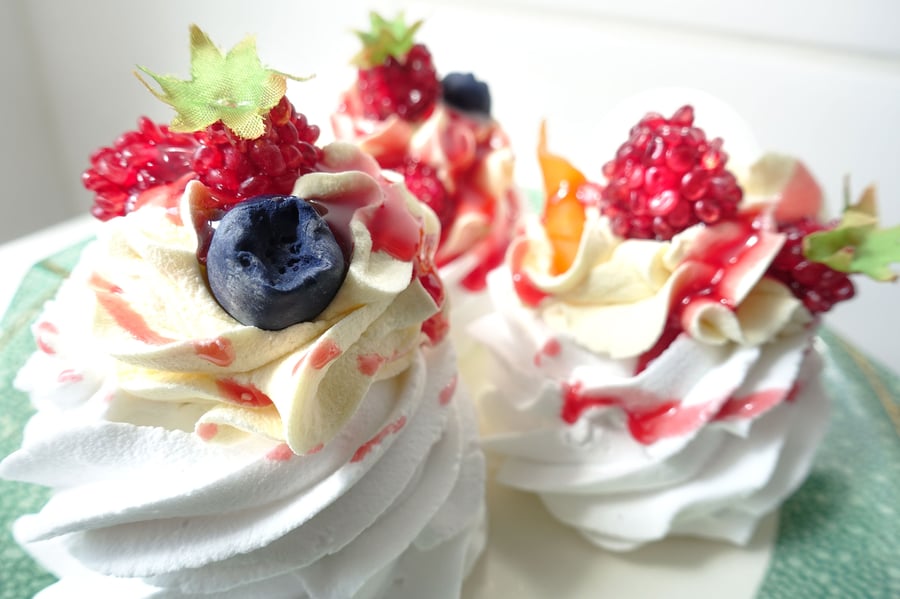 Fake Food Meringue Pavlova with whipped cream - Display Props Kitchen Art