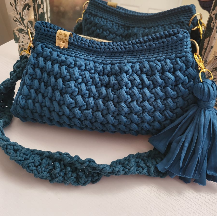 Crochet hand bag 