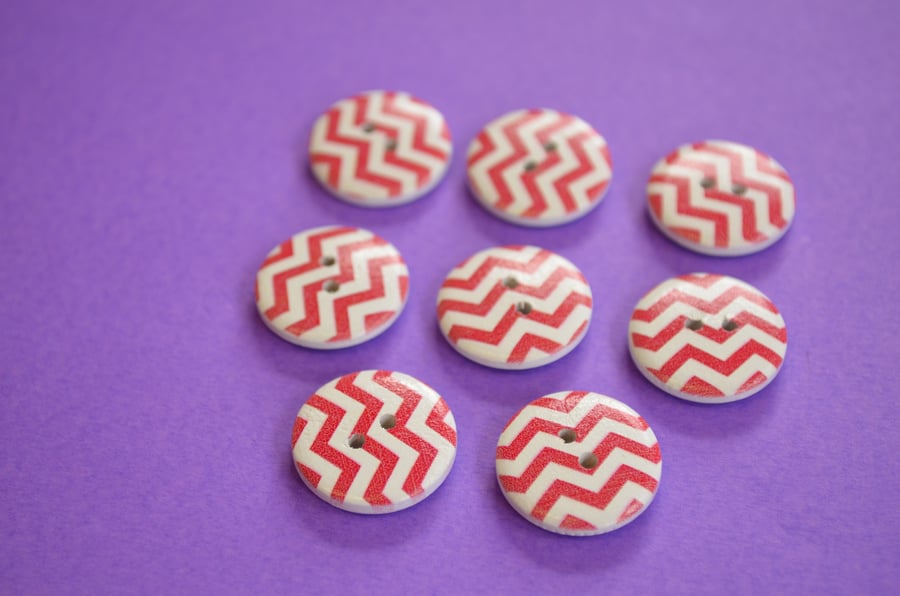 Wooden Red & White Zig Zag Buttons 8pk 20mm (MZ4)