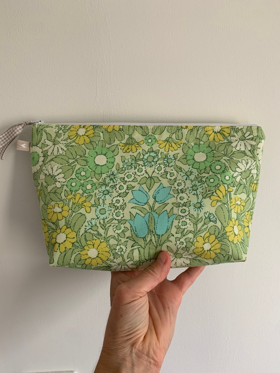Reclaimed Vintage Daisy Chain cotton Zip pouch