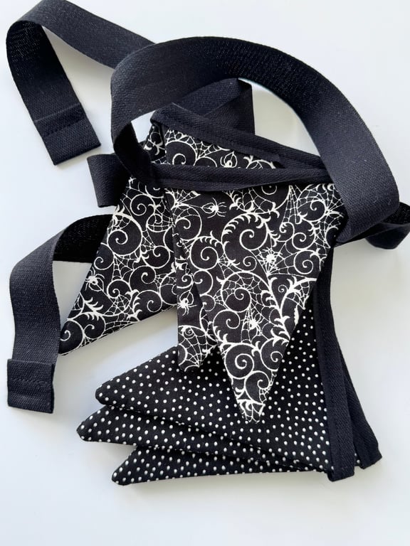 SALE 2026 - HALLOWEEN SPIDERS BUNTING - black and white, polka dots