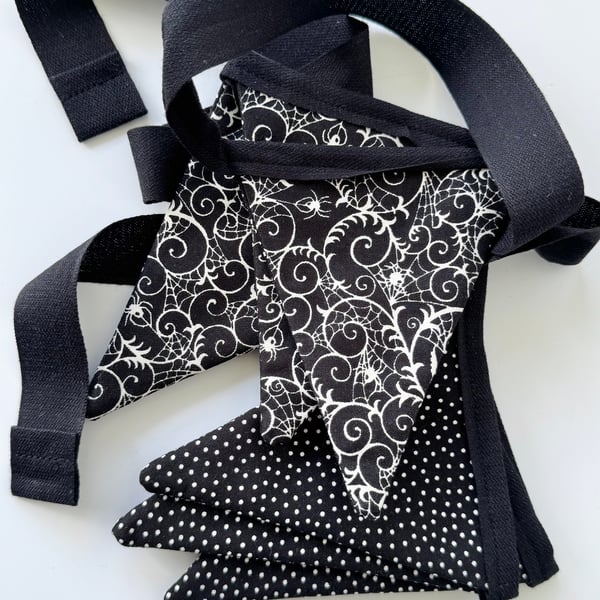 HALLOWEEN SPIDERS BUNTING - black and white, polka dots