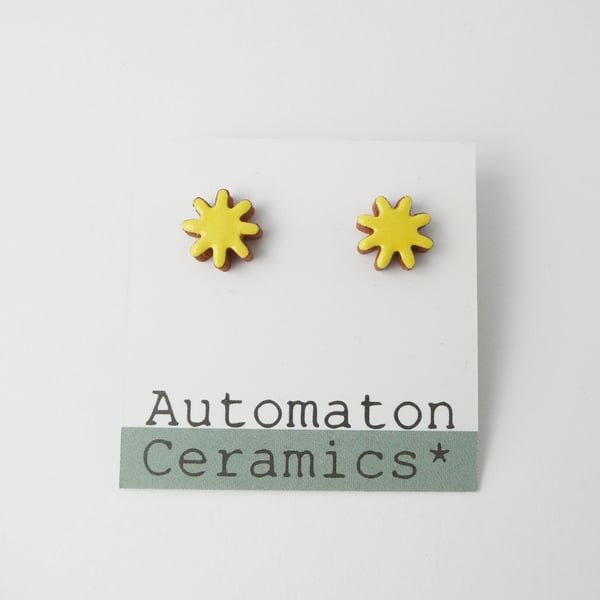 Starburst stud earrings, yellow.