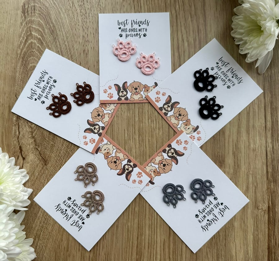 Tatted lace pet paw print pocket hug