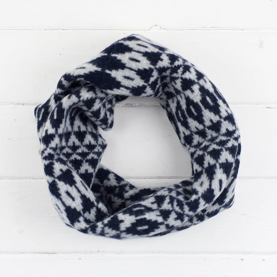 Mirror knitted cowl - navy and grey