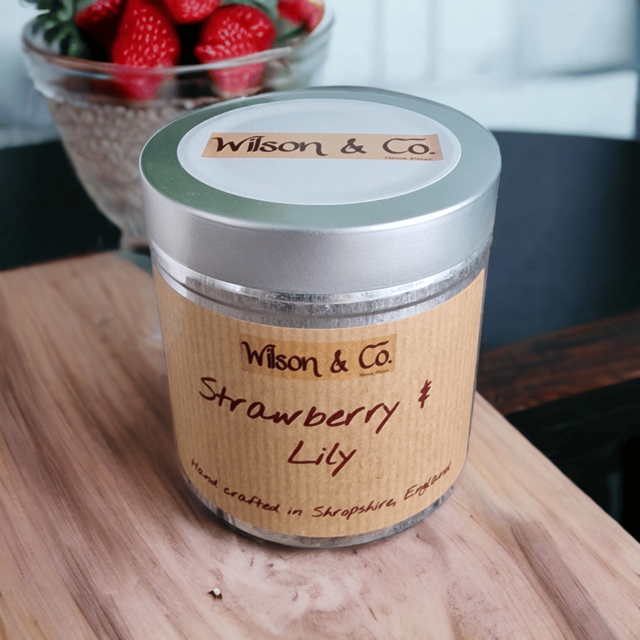 Strawberry & Lily Scented Candle 230g 