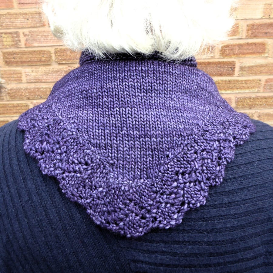 Triangular neck warmer