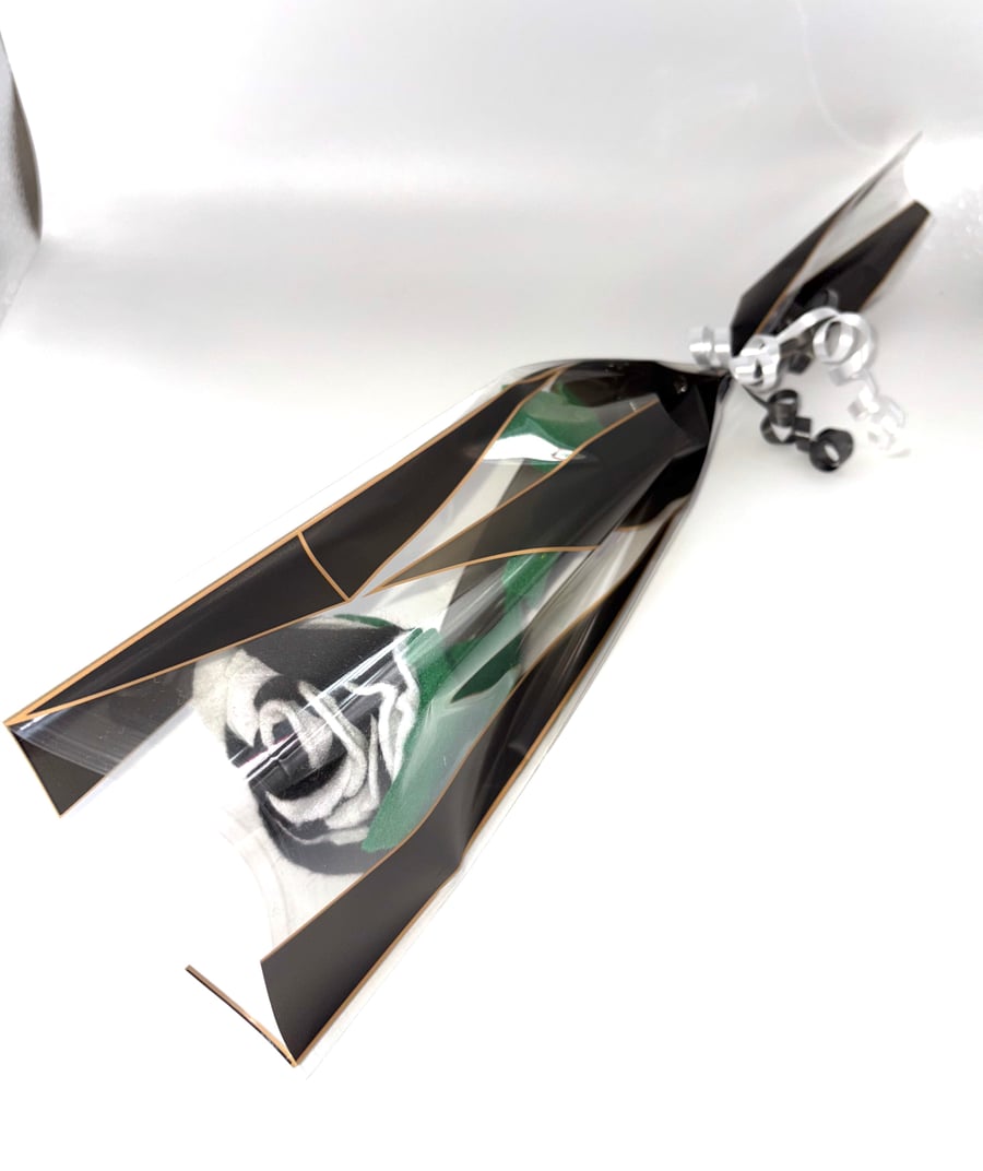 Ling-stemming felt black and white rose