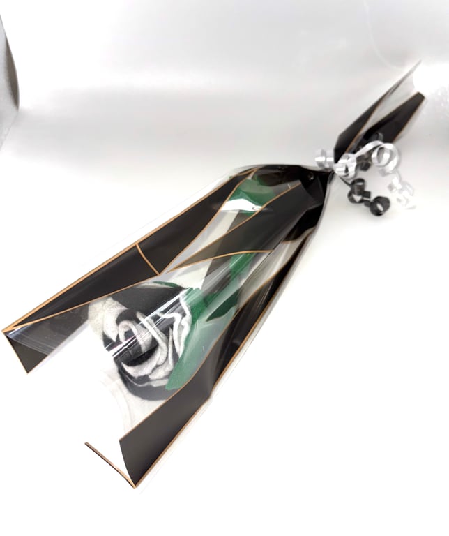 Ling-stemming felt black and white rose